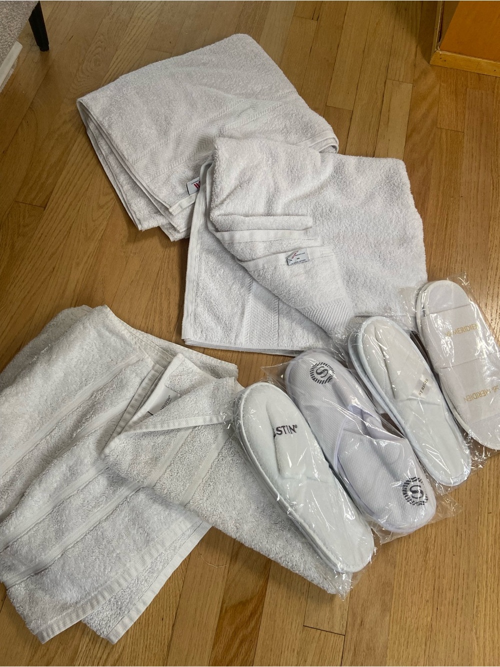 Lot Marriott Group 4 Slippers Pairs + 3 Bath Towels + 1 Hand Towel Hotel